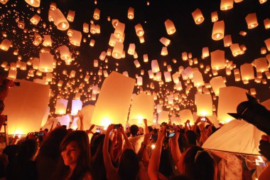 İnsanlar 24 Kasım 2012 'de Chiangmai, Tayland' da Buda 'nın eserlerine ibadet etmek için gökyüzü fenerlerini salıverirler. Bu festival her 12 dolunayda gerçekleşir..