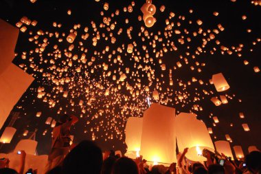 İnsanlar 24 Kasım 2012 'de Chiangmai, Tayland' da Buda 'nın eserlerine ibadet etmek için gökyüzü fenerlerini salıverirler. Bu festival her 12 dolunayda gerçekleşir..