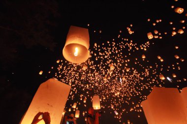 İnsanlar 24 Kasım 2012 'de Chiangmai, Tayland' da Buda 'nın eserlerine ibadet etmek için gökyüzü fenerlerini salıverirler. Bu festival her 12 dolunayda gerçekleşir..