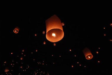 İnsanlar 24 Kasım 2012 'de Chiangmai, Tayland' da Buda 'nın eserlerine ibadet etmek için gökyüzü fenerlerini salıverirler. Bu festival her 12 dolunayda gerçekleşir..