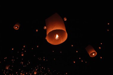 İnsanlar 24 Kasım 2012 'de Chiangmai, Tayland' da Buda 'nın eserlerine ibadet etmek için gökyüzü fenerlerini salıverirler. Bu festival her 12 dolunayda gerçekleşir..