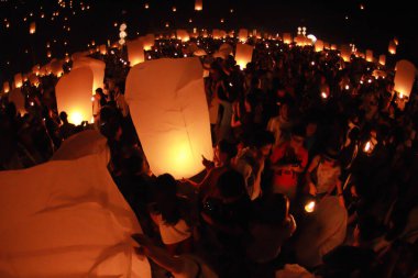 İnsanlar 24 Kasım 2012 'de Chiangmai, Tayland' da Buda 'nın eserlerine ibadet etmek için gökyüzü fenerlerini salıverirler. Bu festival her 12 dolunayda gerçekleşir..