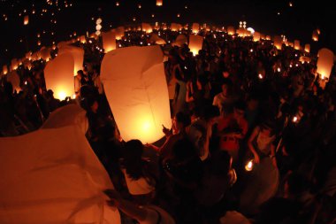İnsanlar 24 Kasım 2012 'de Chiangmai, Tayland' da Buda 'nın eserlerine ibadet etmek için gökyüzü fenerlerini salıverirler. Bu festival her 12 dolunayda gerçekleşir..