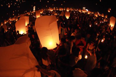 İnsanlar 24 Kasım 2012 'de Chiangmai, Tayland' da Buda 'nın eserlerine ibadet etmek için gökyüzü fenerlerini salıverirler. Bu festival her 12 dolunayda gerçekleşir..