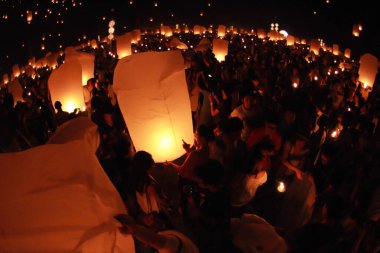 İnsanlar 24 Kasım 2012 'de Chiangmai, Tayland' da Buda 'nın eserlerine ibadet etmek için gökyüzü fenerlerini salıverirler. Bu festival her 12 dolunayda gerçekleşir..