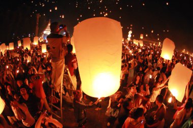 İnsanlar 24 Kasım 2012 'de Chiangmai, Tayland' da Buda 'nın eserlerine ibadet etmek için gökyüzü fenerlerini salıverirler. Bu festival her 12 dolunayda gerçekleşir..