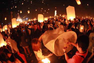 İnsanlar 24 Kasım 2012 'de Chiangmai, Tayland' da Buda 'nın eserlerine ibadet etmek için gökyüzü fenerlerini salıverirler. Bu festival her 12 dolunayda gerçekleşir..