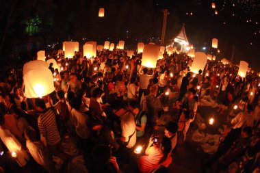 İnsanlar 24 Kasım 2012 'de Chiangmai, Tayland' da Buda 'nın eserlerine ibadet etmek için gökyüzü fenerlerini salıverirler. Bu festival her 12 dolunayda gerçekleşir..