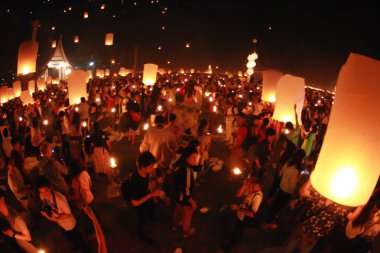 İnsanlar 24 Kasım 2012 'de Chiangmai, Tayland' da Buda 'nın eserlerine ibadet etmek için gökyüzü fenerlerini salıverirler. Bu festival her 12 dolunayda gerçekleşir..