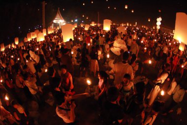 İnsanlar 24 Kasım 2012 'de Chiangmai, Tayland' da Buda 'nın eserlerine ibadet etmek için gökyüzü fenerlerini salıverirler. Bu festival her 12 dolunayda gerçekleşir..