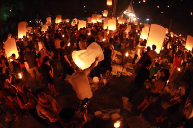 İnsanlar 24 Kasım 2012 'de Chiangmai, Tayland' da Buda 'nın eserlerine ibadet etmek için gökyüzü fenerlerini salıverirler. Bu festival her 12 dolunayda gerçekleşir..