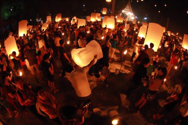 İnsanlar 24 Kasım 2012 'de Chiangmai, Tayland' da Buda 'nın eserlerine ibadet etmek için gökyüzü fenerlerini salıverirler. Bu festival her 12 dolunayda gerçekleşir..