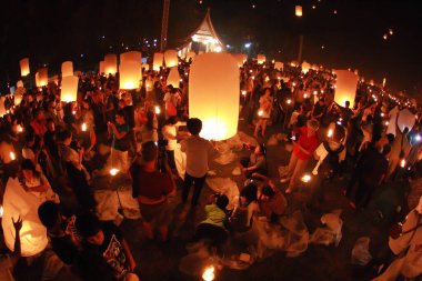 İnsanlar 24 Kasım 2012 'de Chiangmai, Tayland' da Buda 'nın eserlerine ibadet etmek için gökyüzü fenerlerini salıverirler. Bu festival her 12 dolunayda gerçekleşir..