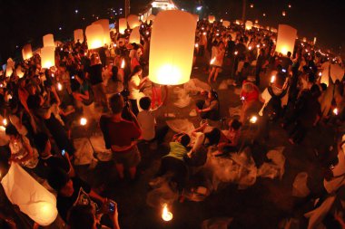 İnsanlar 24 Kasım 2012 'de Chiangmai, Tayland' da Buda 'nın eserlerine ibadet etmek için gökyüzü fenerlerini salıverirler. Bu festival her 12 dolunayda gerçekleşir..
