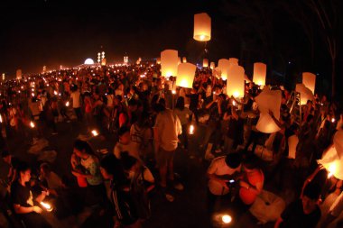İnsanlar 24 Kasım 2012 'de Chiangmai, Tayland' da Buda 'nın eserlerine ibadet etmek için gökyüzü fenerlerini salıverirler. Bu festival her 12 dolunayda gerçekleşir..