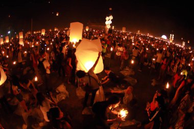 İnsanlar 24 Kasım 2012 'de Chiangmai, Tayland' da Buda 'nın eserlerine ibadet etmek için gökyüzü fenerlerini salıverirler. Bu festival her 12 dolunayda gerçekleşir..