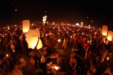 İnsanlar 24 Kasım 2012 'de Chiangmai, Tayland' da Buda 'nın eserlerine ibadet etmek için gökyüzü fenerlerini salıverirler. Bu festival her 12 dolunayda gerçekleşir..