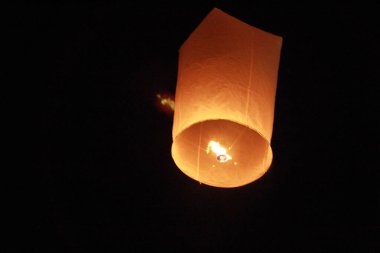 İnsanlar 24 Kasım 2012 'de Chiangmai, Tayland' da Buda 'nın eserlerine ibadet etmek için gökyüzü fenerlerini salıverirler. Bu festival her 12 dolunayda gerçekleşir..