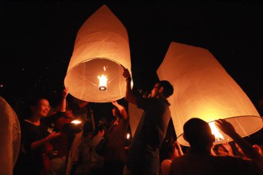 İnsanlar 24 Kasım 2012 'de Chiangmai, Tayland' da Buda 'nın eserlerine ibadet etmek için gökyüzü fenerlerini salıverirler. Bu festival her 12 dolunayda gerçekleşir..