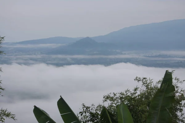 Grandes Vistas Del Amanecer Con Montañas Nubes — Foto de Stock