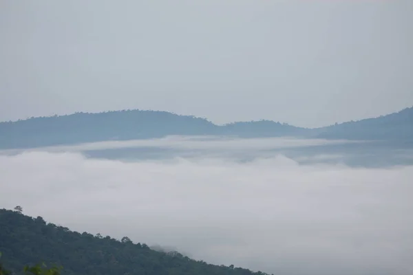 Splendida Vista Sull Alba Con Montagne Nuvole — Foto Stock