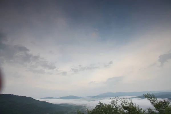 Tolle Aussicht Auf Sonnenaufgang Mit Bergen Und Wolken — Stockfoto