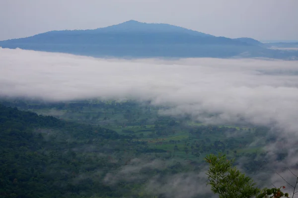 Pemandangan Matahari Terbit Dengan Gunung Dan Awan — Stok Foto