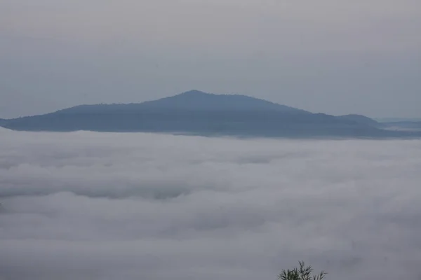Dağlı Bulutlu Gün Doğumunun Harika Manzarası — Stok fotoğraf