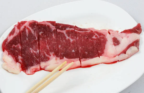 Stück Frisches Rohes Fleisch Und Foto Von Weißen Zelten — Stockfoto