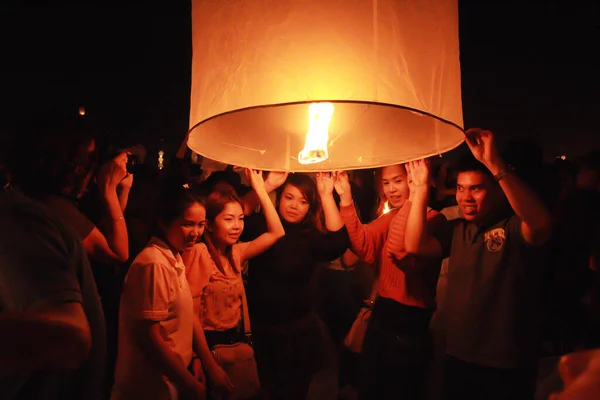 Chiangmai Thailand Nov Orang Orang Melepaskan Lentera Langit Untuk Memuja — Stok Foto