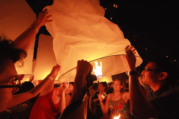Chiangmai Thailand Nov Люди Випускають Небесні Ліхтарі Поклоніння Мощям Будди — стокове фото