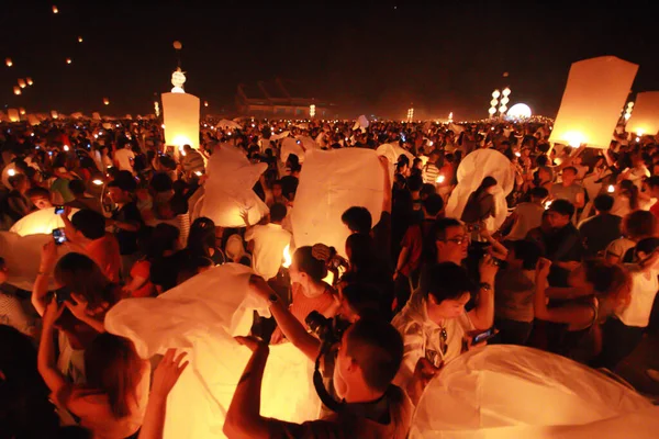 Chiangmai Thailand Nov People Release Sky Lanterns Worship Buddha Relics — Stock Photo, Image