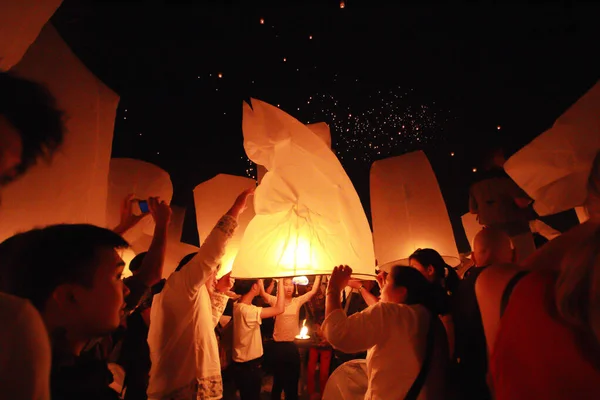 Chiangmai Tailandia Nov Gente Lanza Linternas Del Cielo Para Adorar — Foto de Stock