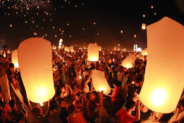 Chiangmai Thailand Nov People Release Sky Lanterns Worship Buddha Relics — Stock Photo, Image