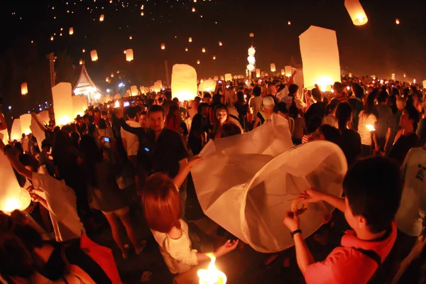 Chiangmai Thailand Nov People Release Sky Lanterns Worship Buddha Relics — Stock Photo, Image