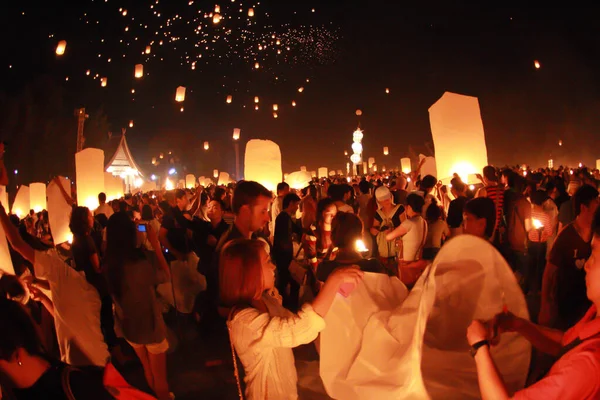 2012年11月24日 在泰国清迈举行的宜鹏祭祀活动上 人们为祭拜佛像而放空灯笼 这个节日每12个满月举行一次 — 图库照片