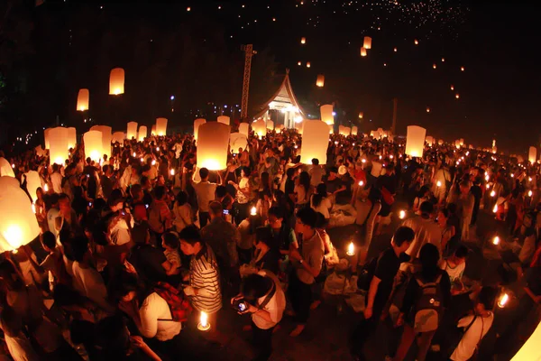 Chiangmai Thailand Nov Oamenii Eliberează Felinare Cerului Pentru Închina Relicvelor — Fotografie, imagine de stoc