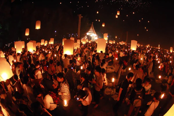Chiangmai Thailand Marraskuu Ihmiset Vapauttavat Taivaan Lyhdyt Palvoa Buddhan Pyhäinjäännöksiä — kuvapankkivalokuva