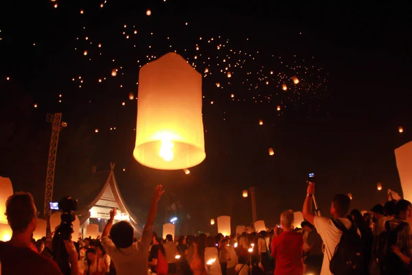 Chiangmai Tailandia Nov Gente Lanza Linternas Del Cielo Para Adorar — Foto de Stock