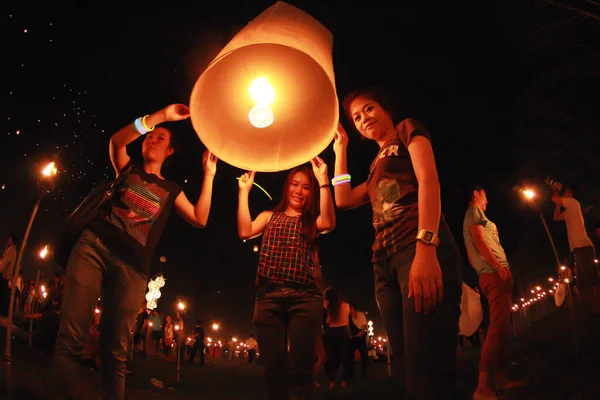 Chiangmai Thailand Nov Oamenii Eliberează Felinare Cerului Pentru Închina Relicvelor — Fotografie, imagine de stoc