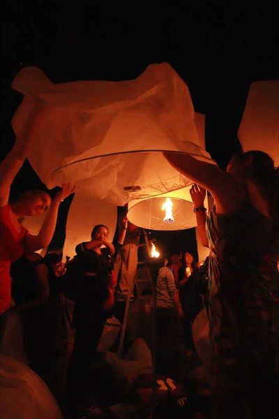 Chiangmai Thailand Nov People Release Sky Lanterns Worship Buddha Relics — Stock Photo, Image