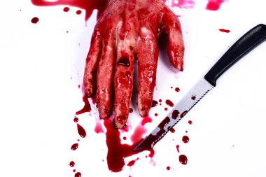 Kanlı bir el, kana bulanmış bir yumruğu beyaza damlatıyor..