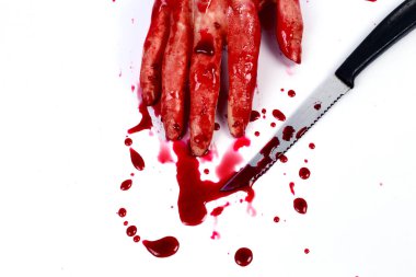 Kanlı bir el, kana bulanmış bir yumruğu beyaza damlatıyor..