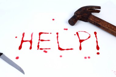 Beyaz arkaplanda kanlı parmak izi var. Yardım et.