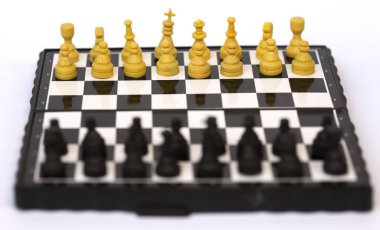 Satranç tahtasında iş adamı modeli.