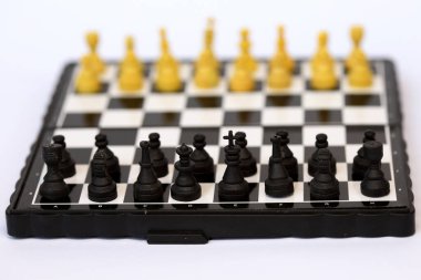 Satranç tahtasında iş adamı modeli.