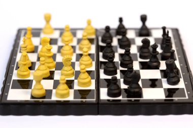 Satranç tahtasında iş adamı modeli.