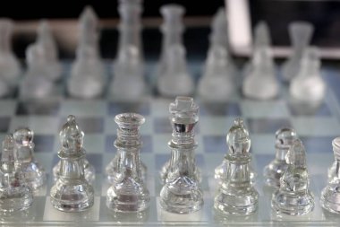 Satranç tahtasında iş adamı modeli.