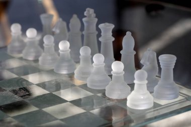 Satranç tahtasında iş adamı modeli.