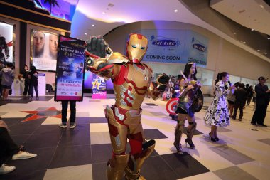KORAT - THAILAND - 19 Aralık 2016: Terminal 21 'de yoğun bir şekilde birlikte tiyatroya katılan kimliği belirsiz kişiler. Burası çok ünlü bir alışveriş merkezi.